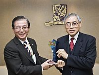 Dr. Wu Ching-ji (left), Minister of Education, Taiwan presents a souvenir to Prof. Lawrence J. Lau (right), Vice-Chancellor of the CUHK